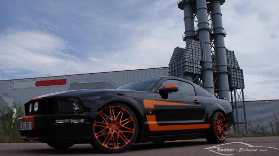 Ford Mustang Coupe Schwarz Electric Orange